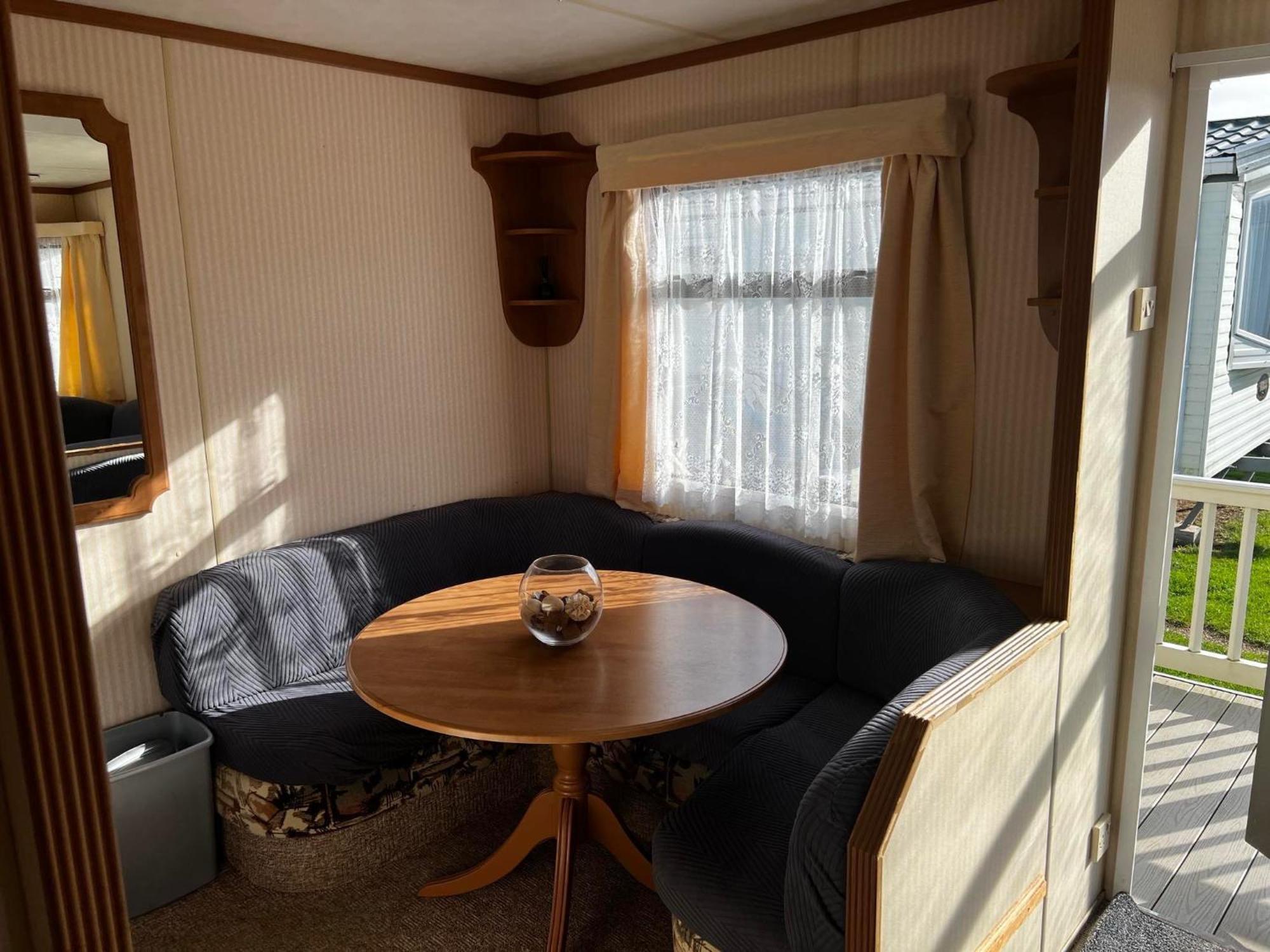Chalet 2 Bedroom Sleeps 6 Caravan Manor Park *